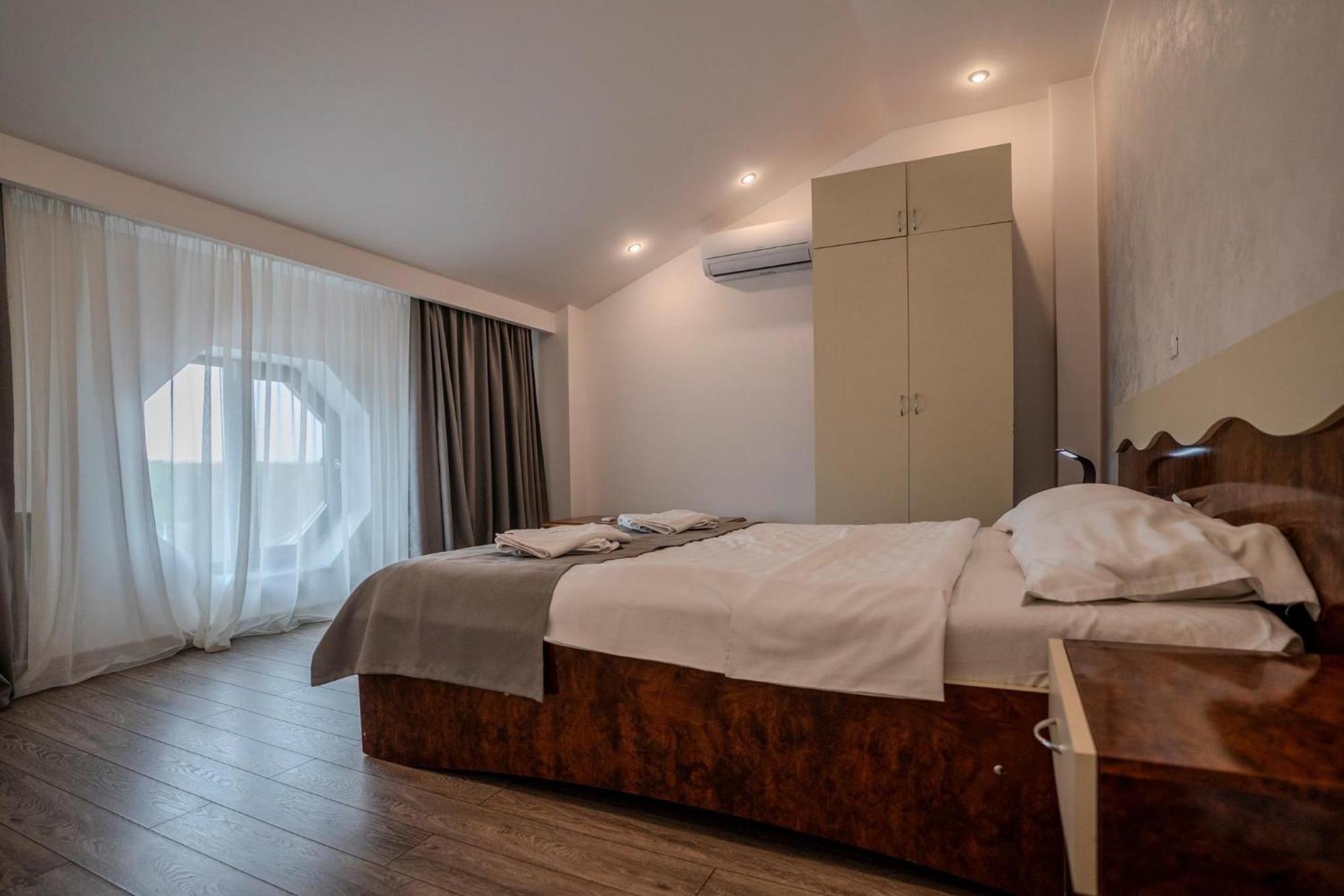 Hotel Emi Mihail Kogalniceanu ภายนอก รูปภาพ