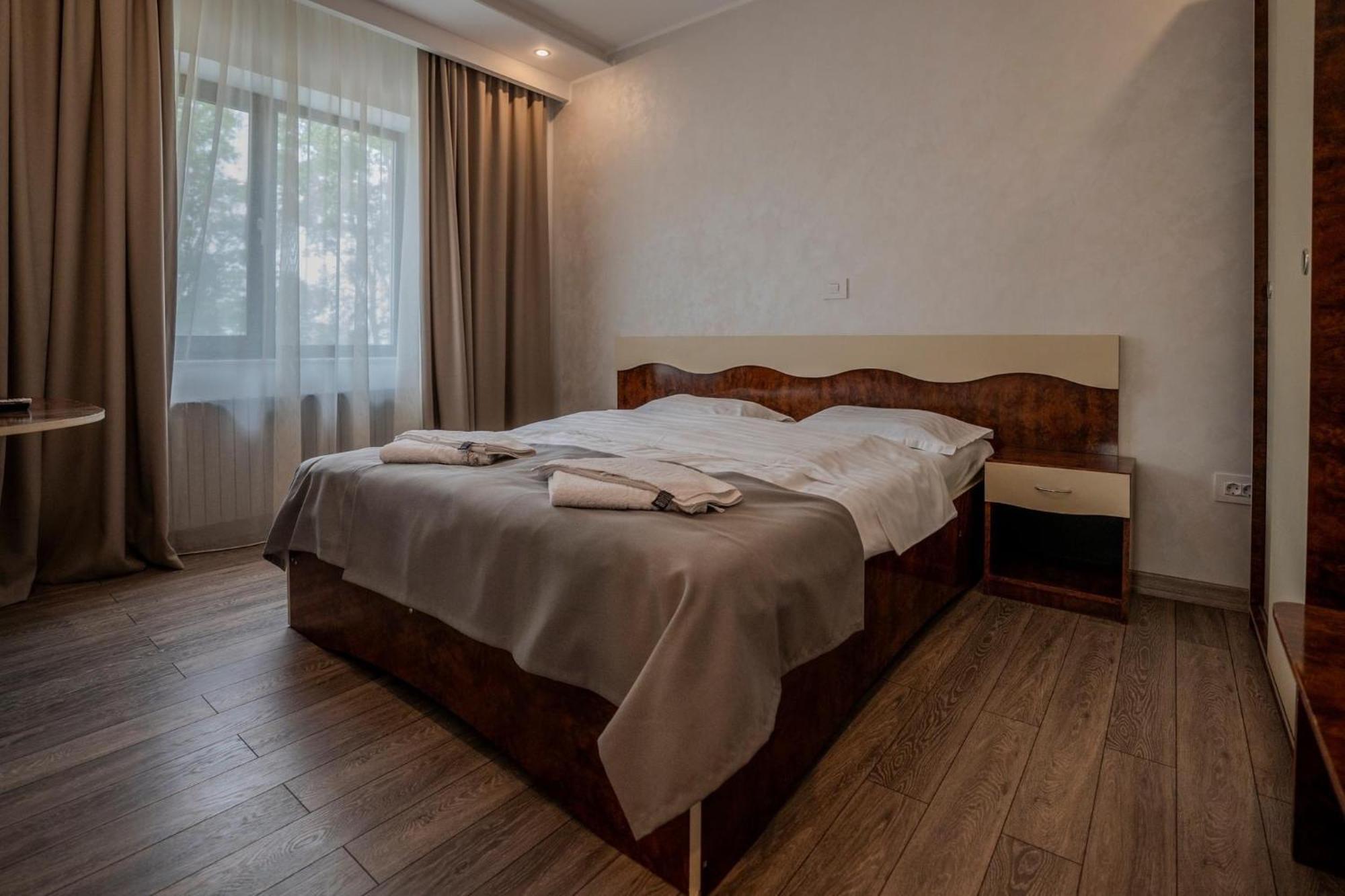 Hotel Emi Mihail Kogalniceanu ภายนอก รูปภาพ